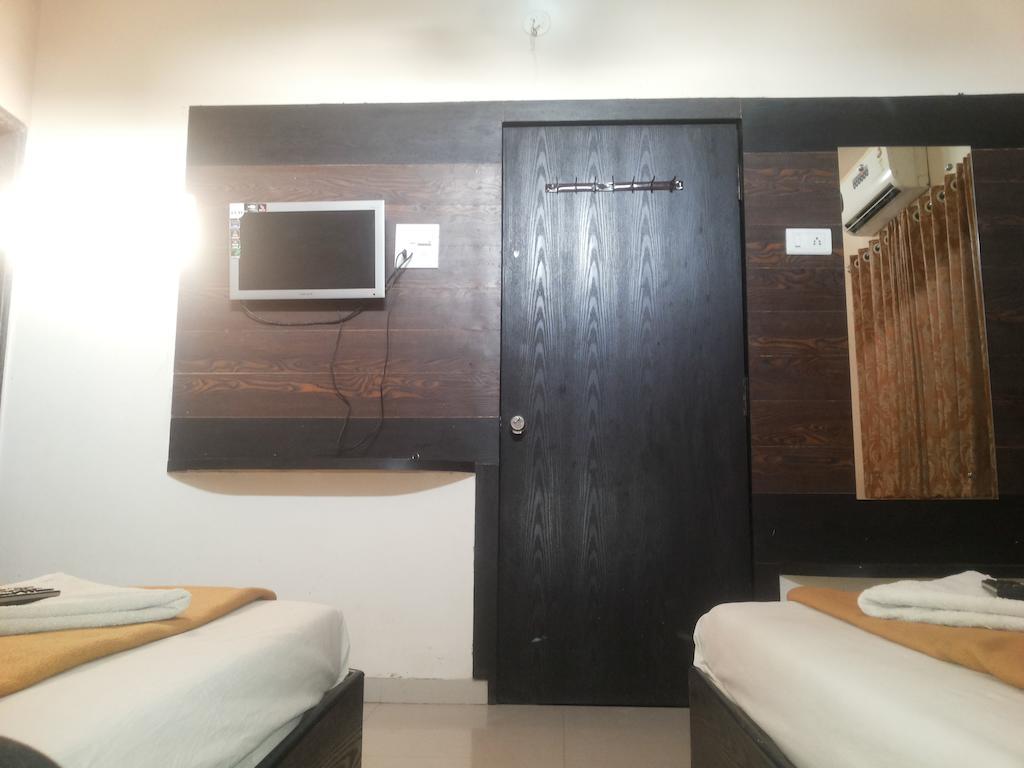 שירדי Hotel Sai Galaxy Inn חדר תמונה