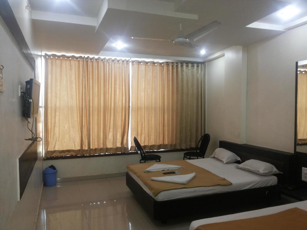 שירדי Hotel Sai Galaxy Inn מראה חיצוני תמונה