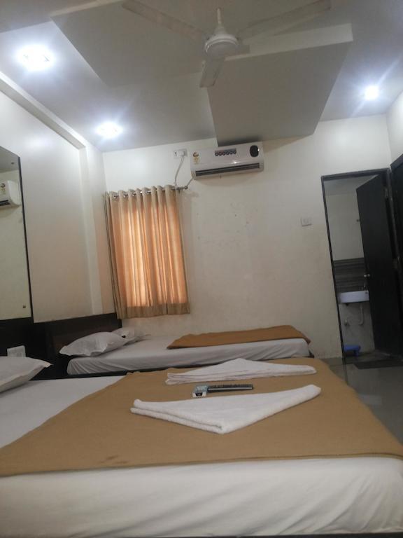 שירדי Hotel Sai Galaxy Inn מראה חיצוני תמונה
